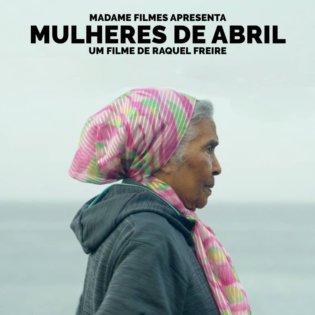 Imagem de uma mulher idosa com lenço colorido na cabeça, olhando para o lado com o mar ao fundo. Texto indica filme de Raquel Freire.