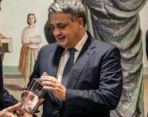 Caixa adota água da torneira e celebra parceria com a EPAL