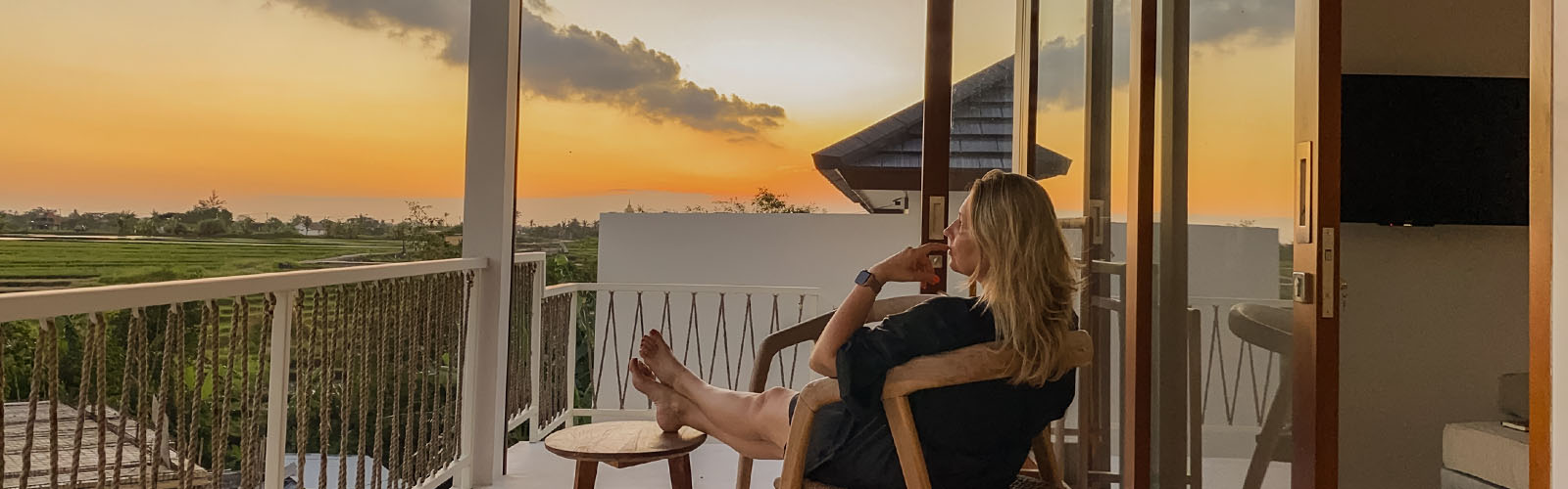 por do sol do alto de um lindo terraço com senhora a descansar no seu alojamento  time-sharing