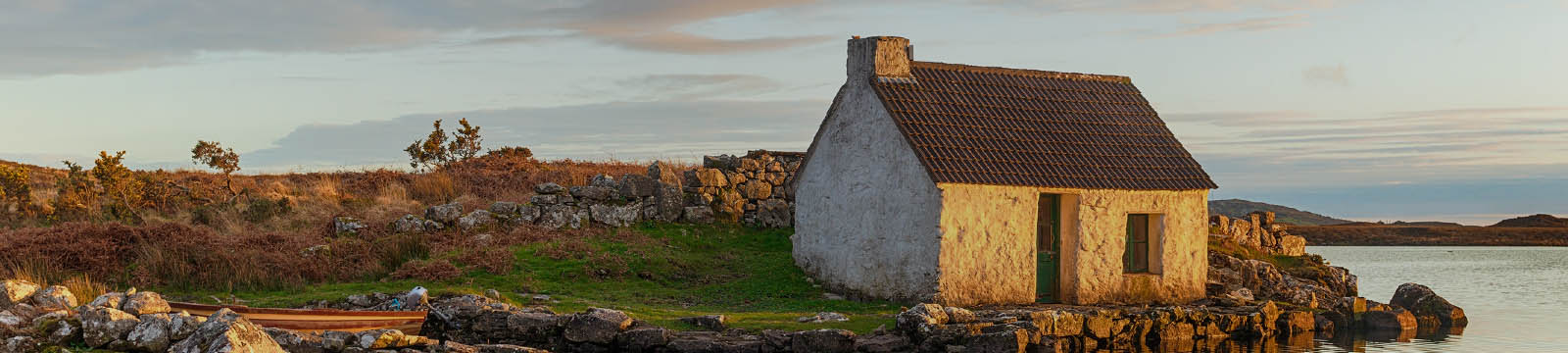 casa abandonada e,m paisagem de campo