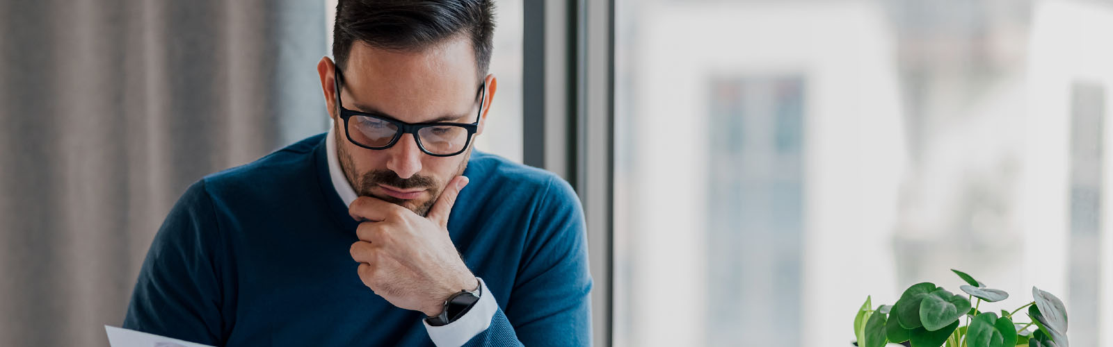 homem reflet sobre os calculos à coleta