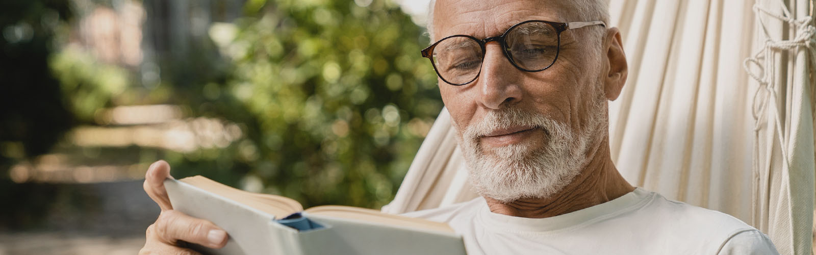 Sénior com ar feliz apos subscrição de um fundo de pensões