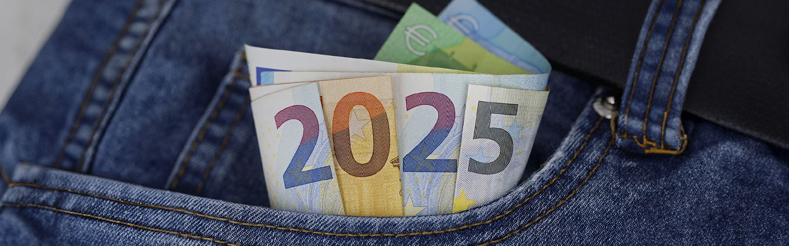 notas num bolso ilustrando fiananças pessoais e endividamento