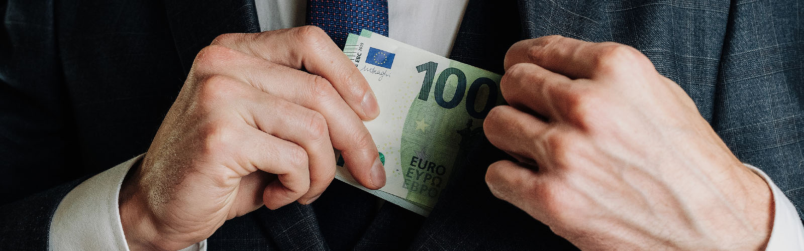 Nota a ser acomodada em bolso de casaco