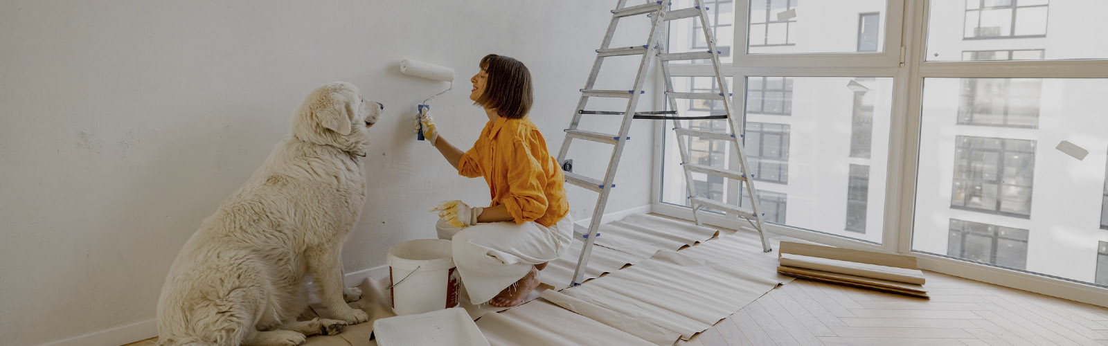 Obras em casa com jovem a ajudar 