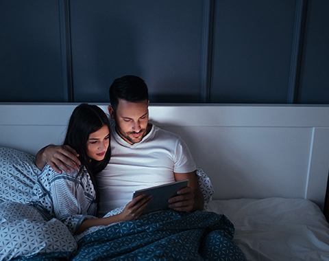 Vá ao teatro. Fique em casa.