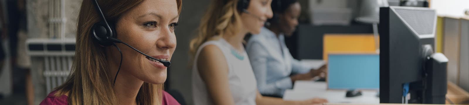 Operadora atende chamada de linha de atendimento ao cliente