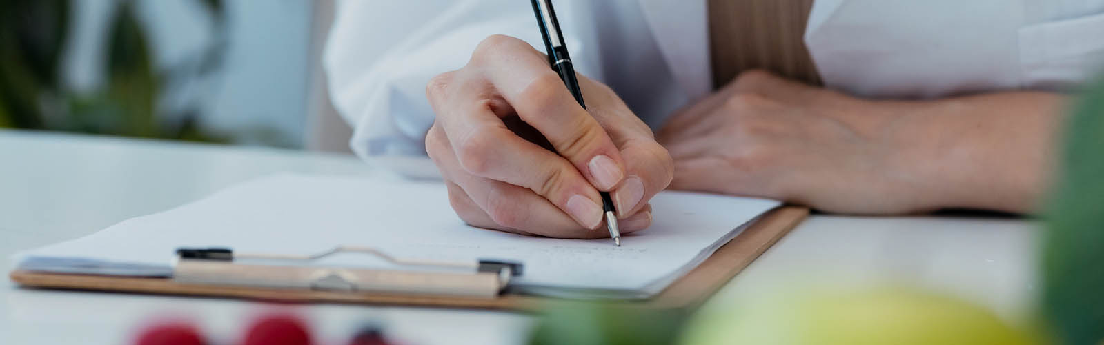 Especialista prescreve receita em consulta