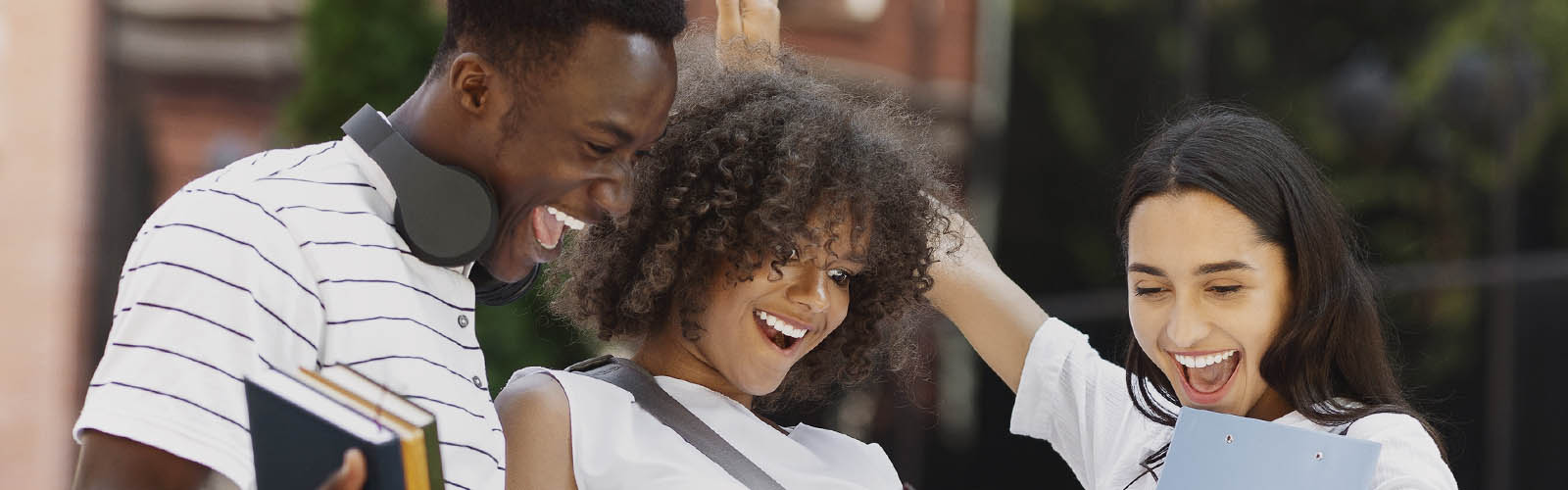 Jovens em sessão de associativismo estudantil