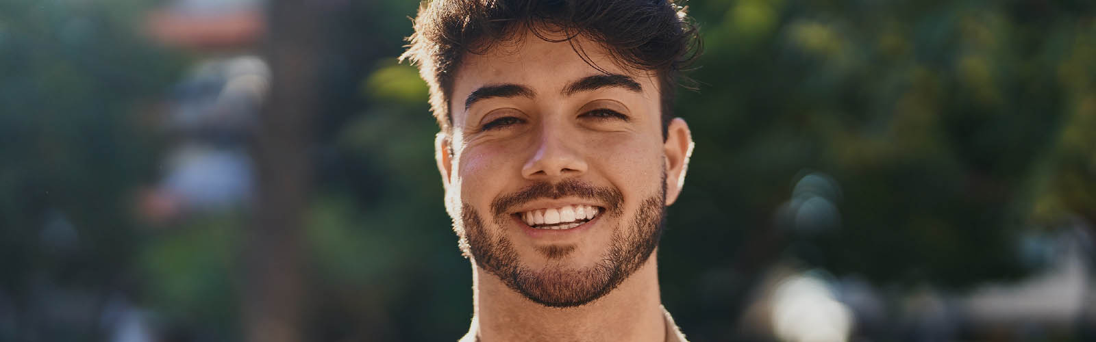 Jovem sorri com ar feliz  para aderir ao cheque-livro