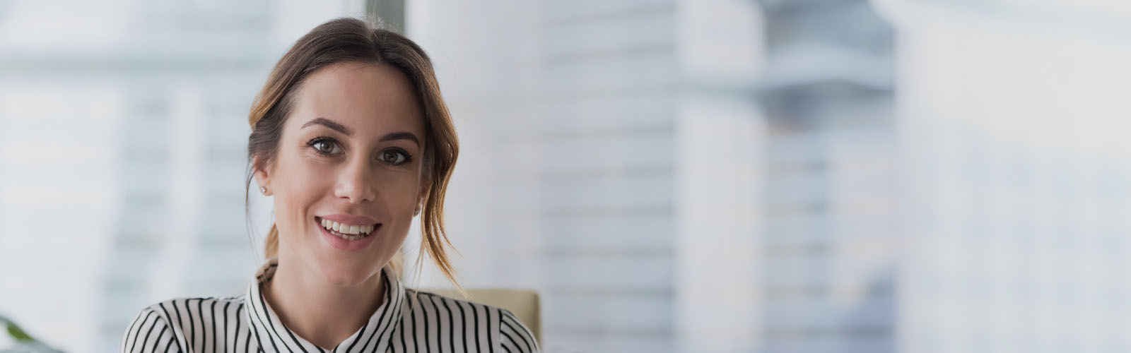 Senhora sorri feliz por acumular rendiemento dependente com o de recibos verdes