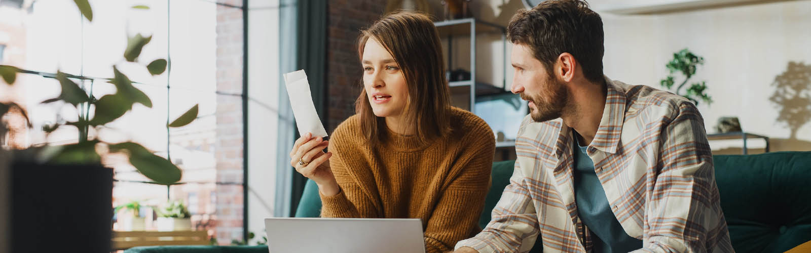 Casal avalia documento e fala sobre o seu teor