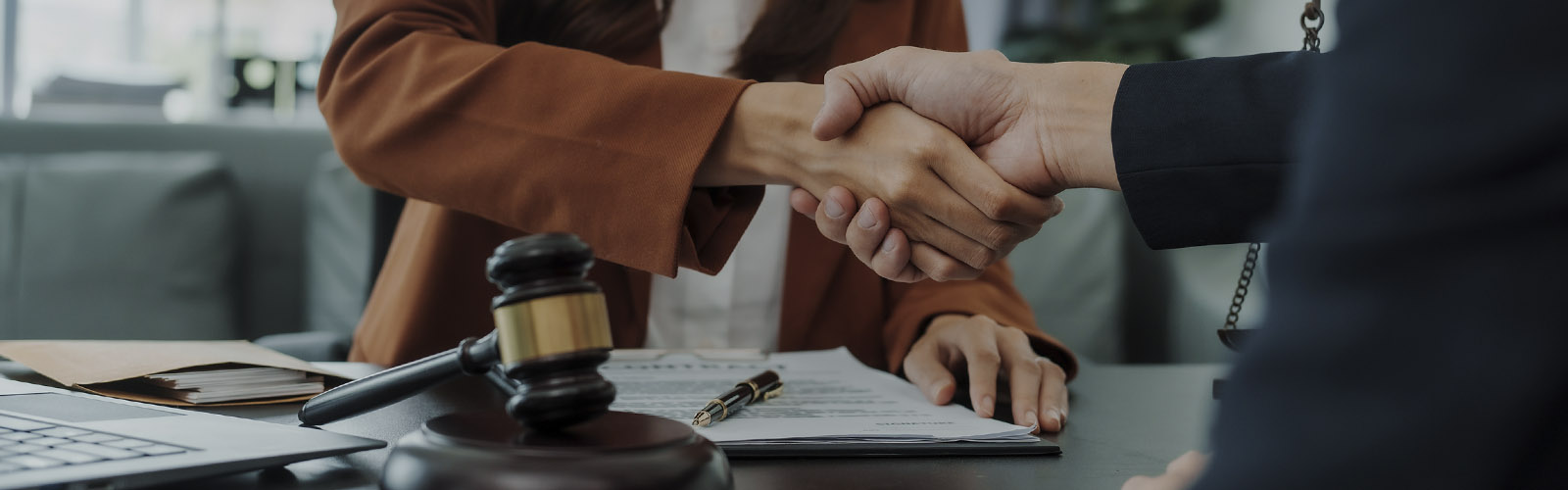 Aperto de mãos diante de imagem de martelo judicial