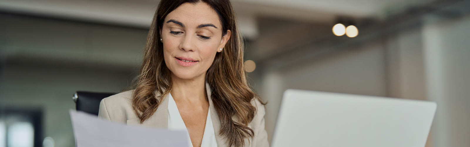 Senhora observa documento fiscal