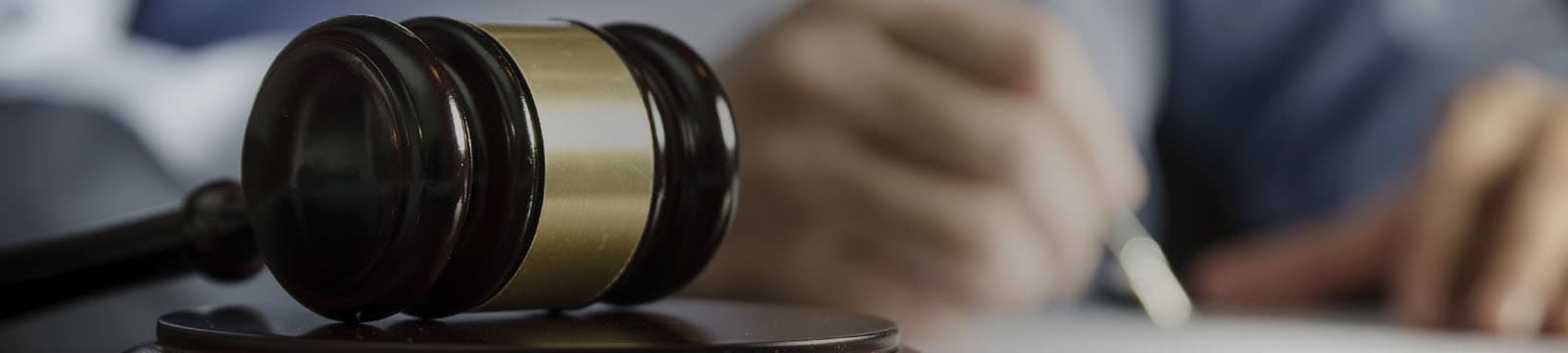 martelo da sentença na mesa de um juíz