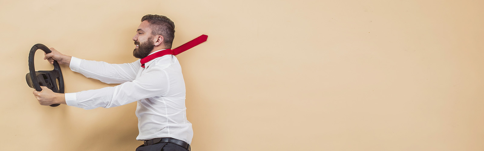 jovem a conduzir carro