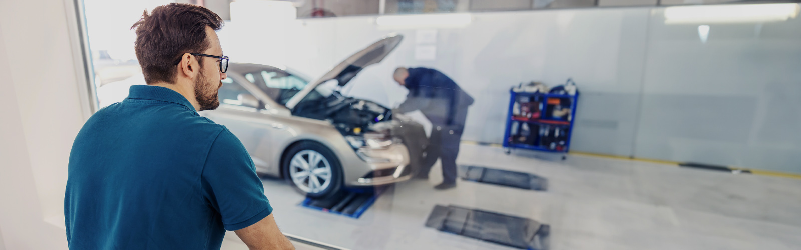 carro a ser reparado em oficina