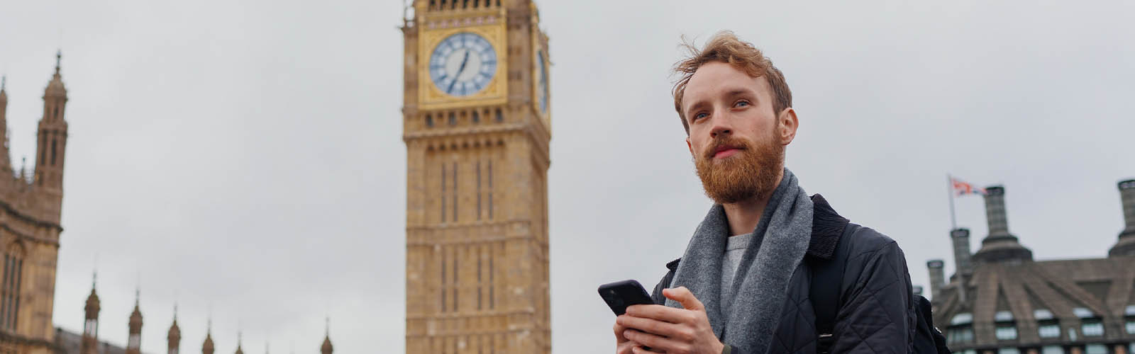Homem ruivo visita Londres com o Big Ben em fundo