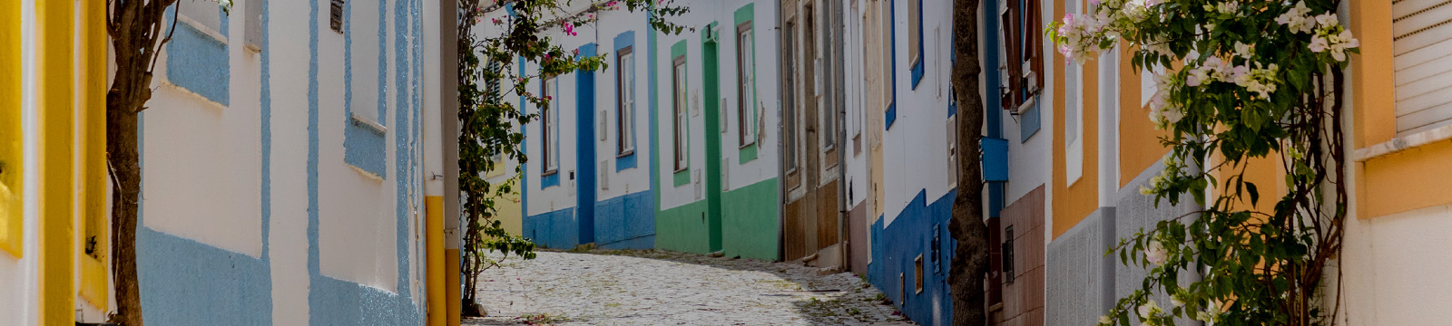 Aldeia tipica portuguesa em cores claras num dia de verão e com calçasda antiga