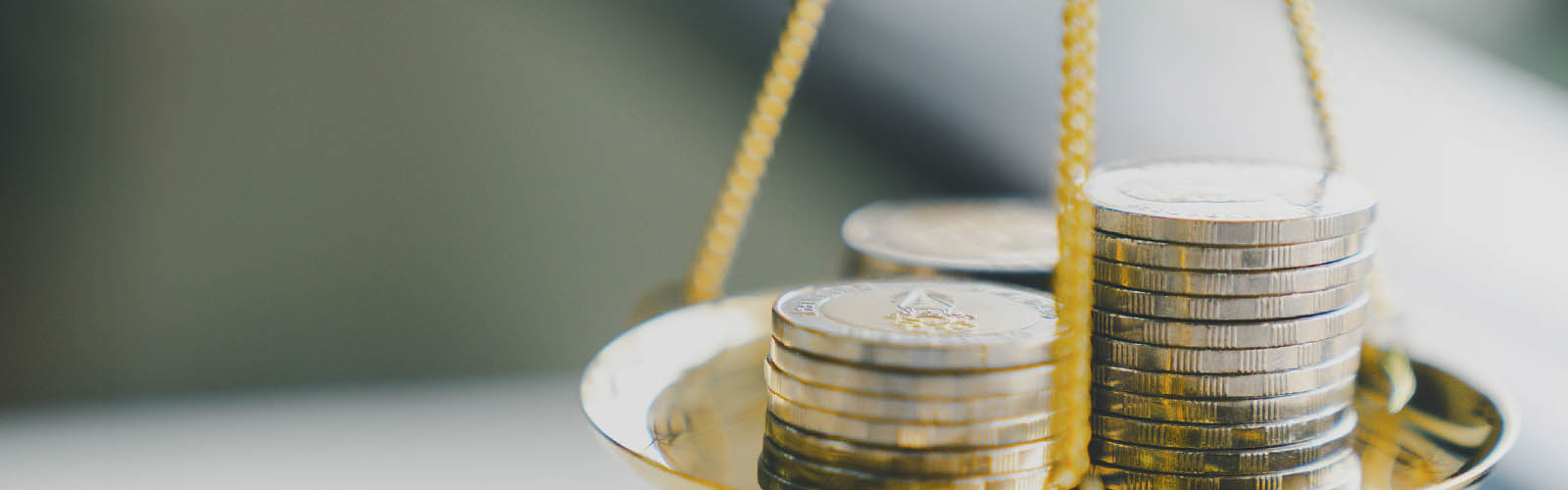 Balança com moedas para pesar o esforço financeiro