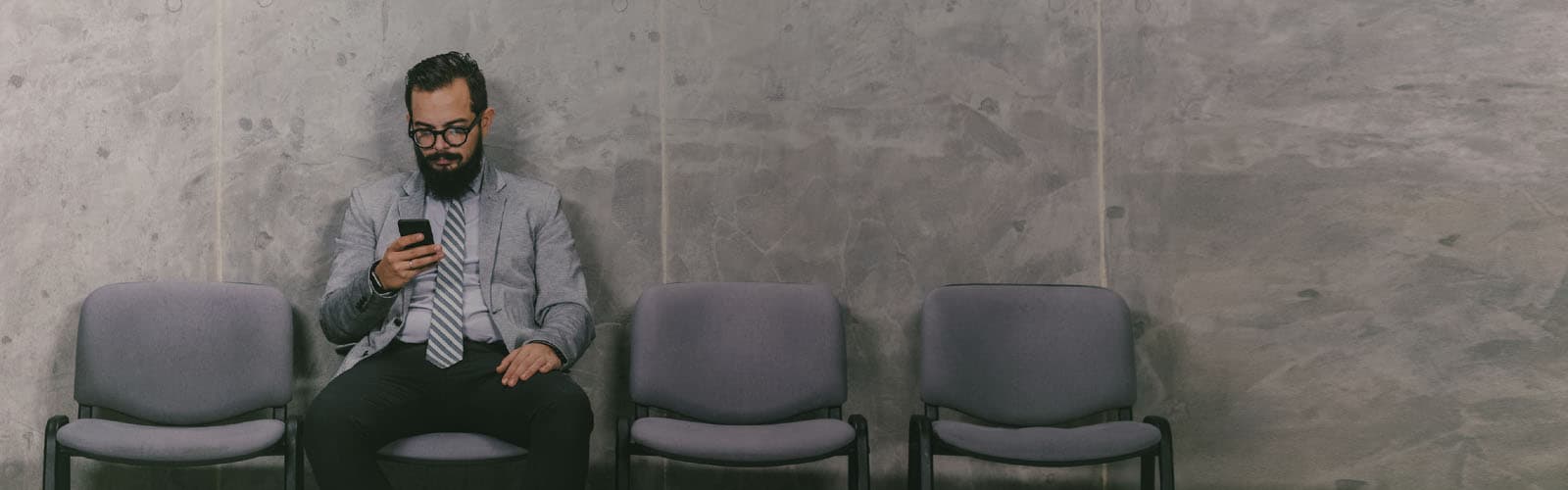 homem em sala de espera aguarda entrevista de emprego