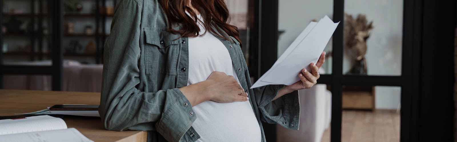 Mulher grávida abre correspondência com confirmação de vir a receber o abono de familia pré-natal