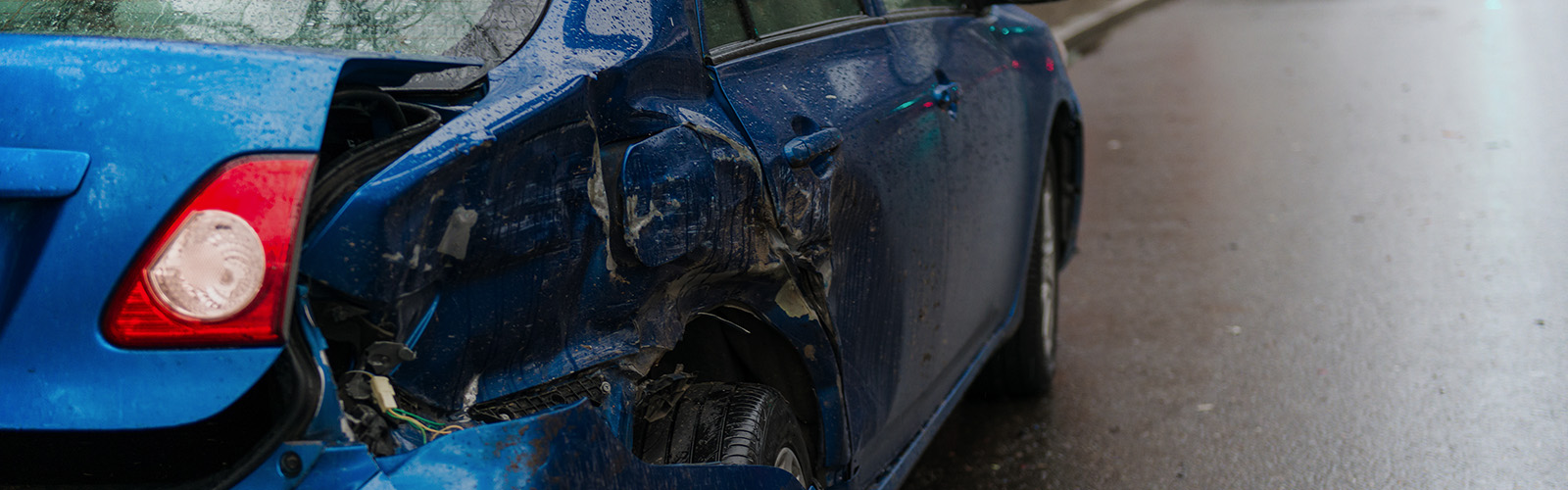 carro danificado no estacionamento