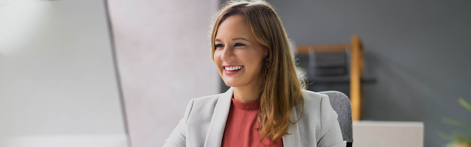 Mulher com ar feliz a calcular o seu salário liquido