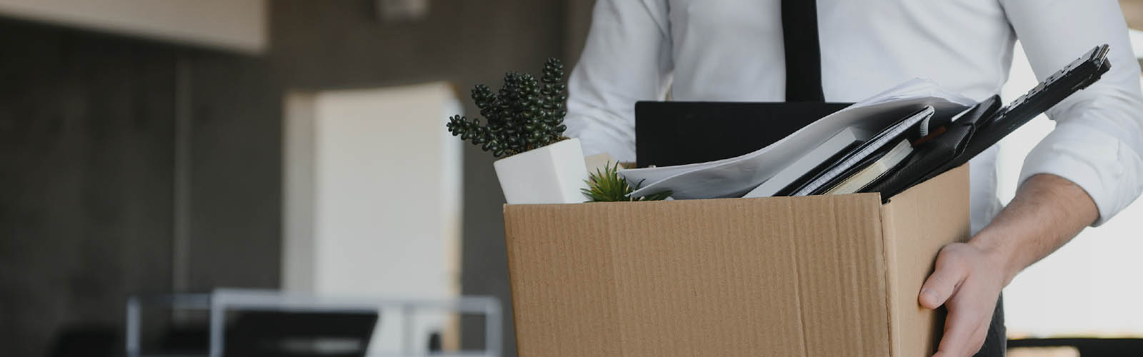 homem arruma o seu posto de trabalho após despedimento