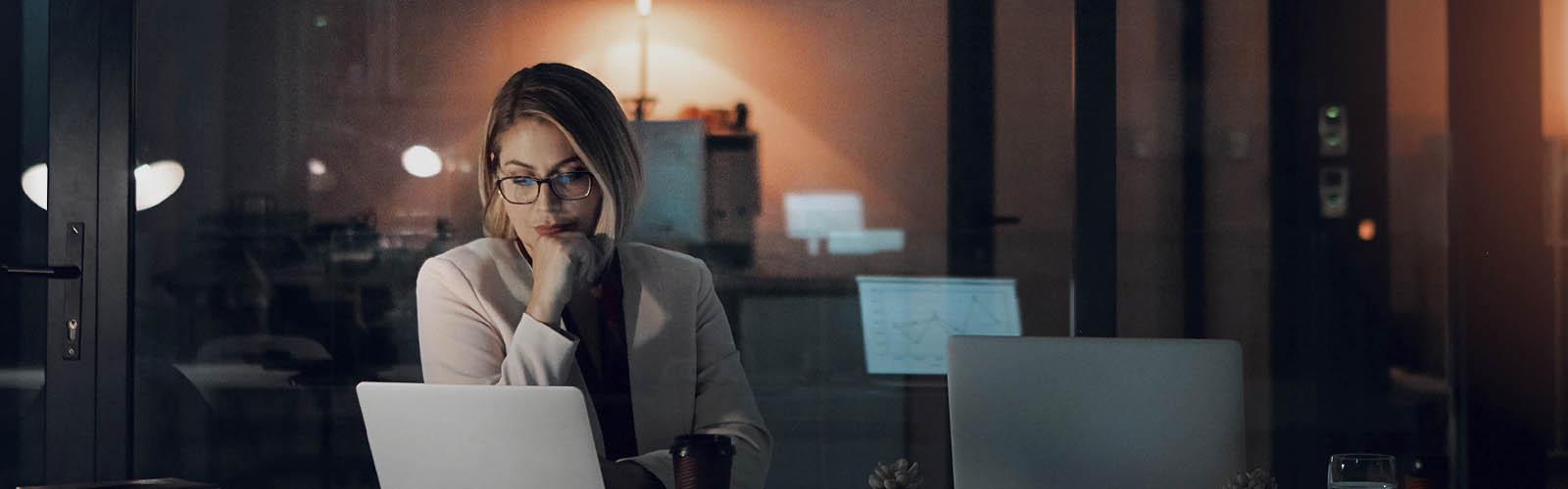 Senhora a trabalhar fora de horas com luz acessa